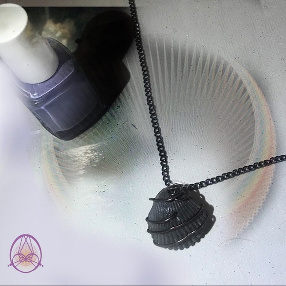 Black Scallop Shell Necklace - Picture 2 of 4